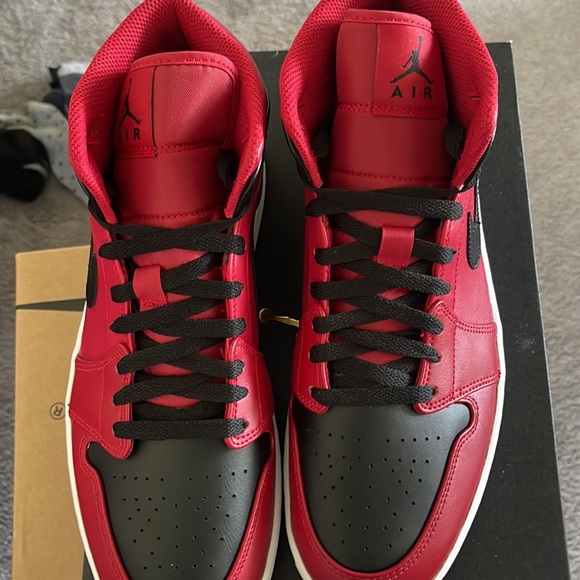 Air Jordan 1 MID Gym Red / Black White Size 10 - Picture 3 of 4